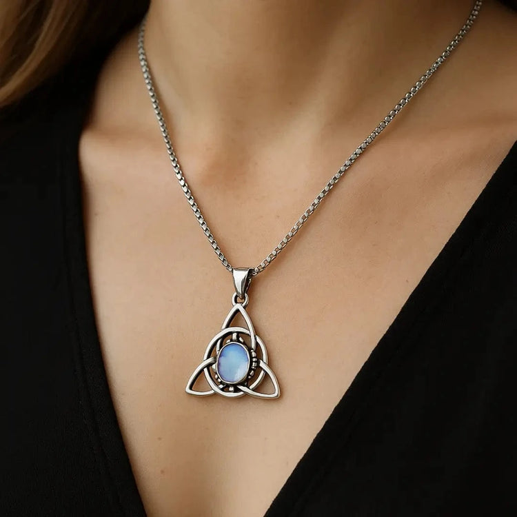 Collar Triquetra \"Talismán de la feminidad\" con piedra lunar Collar Triquetra \"Talismán de la feminidad\" con piedra lunar