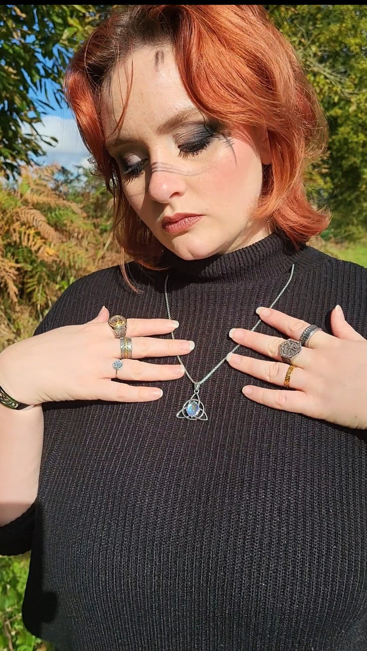 Collar Triquetra \"Talismán de la feminidad\" con piedra lunar Collar Triquetra \"Talismán de la feminidad\" con piedra lunar