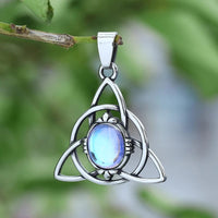 Collar Triquetra \"Talismán de la feminidad\" con piedra lunar Collar Triquetra \"Talismán de la feminidad\" con piedra lunar