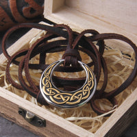 Collar Vikingo \"Beso de la Luna: Colgante Nudo Celta Collar Vikingo \"Beso de la Luna: Colgante Nudo Celta