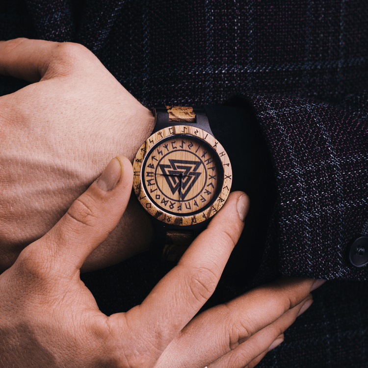 Reloj de madera Valknut - Odin's Hall Reloj de madera Valknut - Odin's Hall