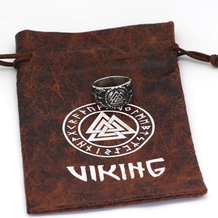 Anillo de Valknut usado por los cuervos de Odín Anillo de Valknut usado por los cuervos de Odín