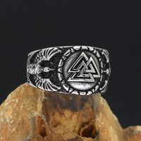 Anillo de Valknut usado por los cuervos de Odín Anillo de Valknut usado por los cuervos de Odín