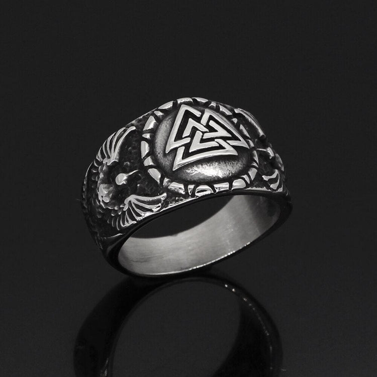 Anillo de Valknut usado por los cuervos de Odín Anillo de Valknut usado por los cuervos de Odín