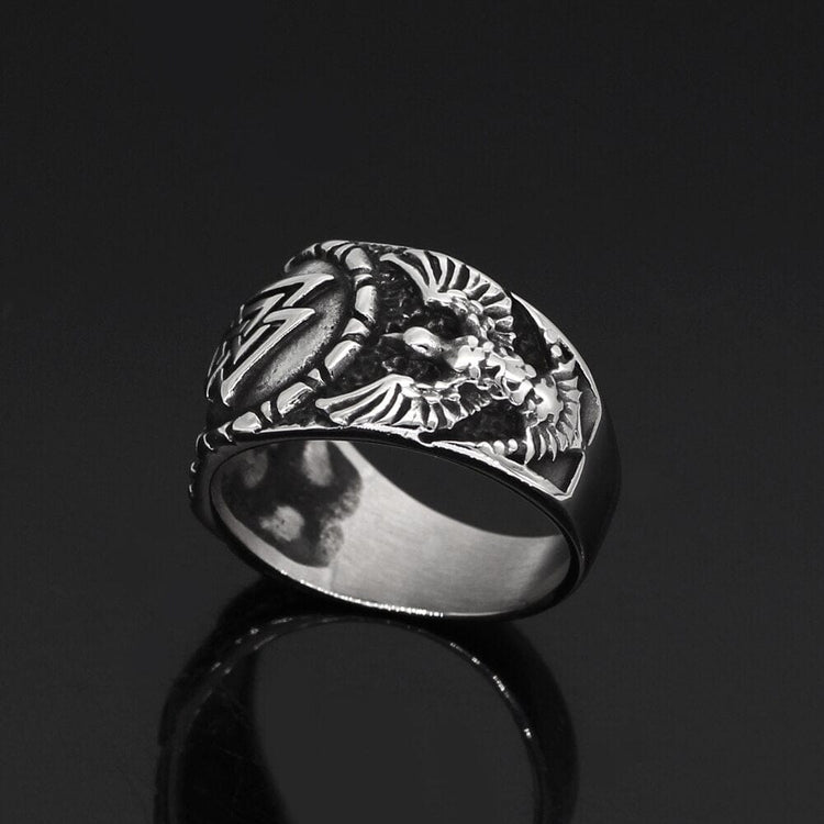 Anillo de Valknut usado por los cuervos de Odín Anillo de Valknut usado por los cuervos de Odín