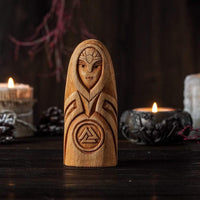 Estatua de madera de Frigg Estatua de madera de Frigg
