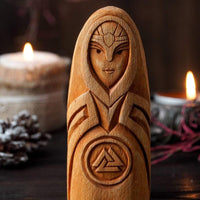 Estatua de madera de Frigg Estatua de madera de Frigg