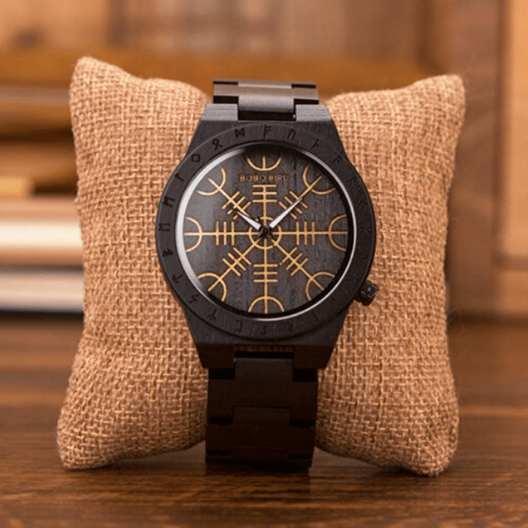 Reloj de madera oscura de Aegishjalmur - Odin's Hall Reloj de madera oscura de Aegishjalmur - Odin's Hall