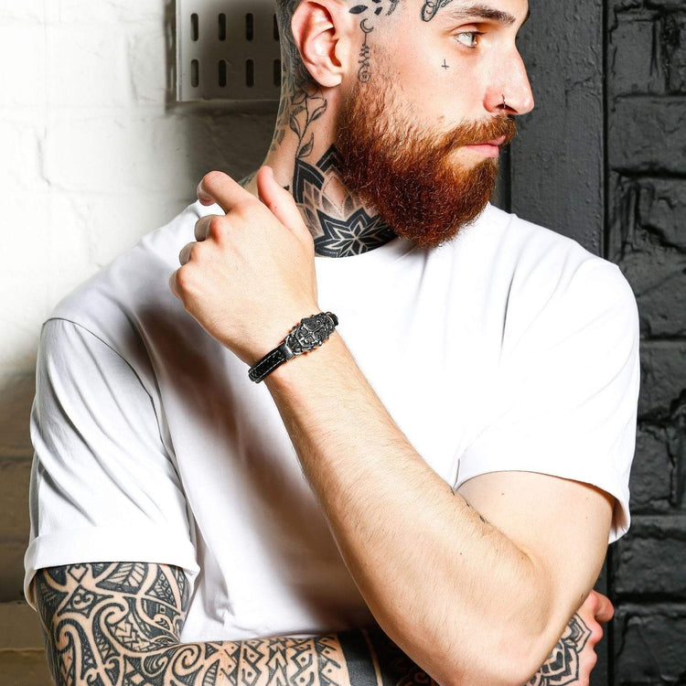 Pulsera vikinga con grabado cristiano en cuero Pulsera vikinga con grabado cristiano en cuero