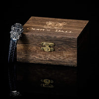 Pulsera vikinga con grabado cristiano en cuero Pulsera vikinga con grabado cristiano en cuero