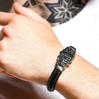 Pulsera vikinga con grabado cristiano en cuero Pulsera vikinga con grabado cristiano en cuero