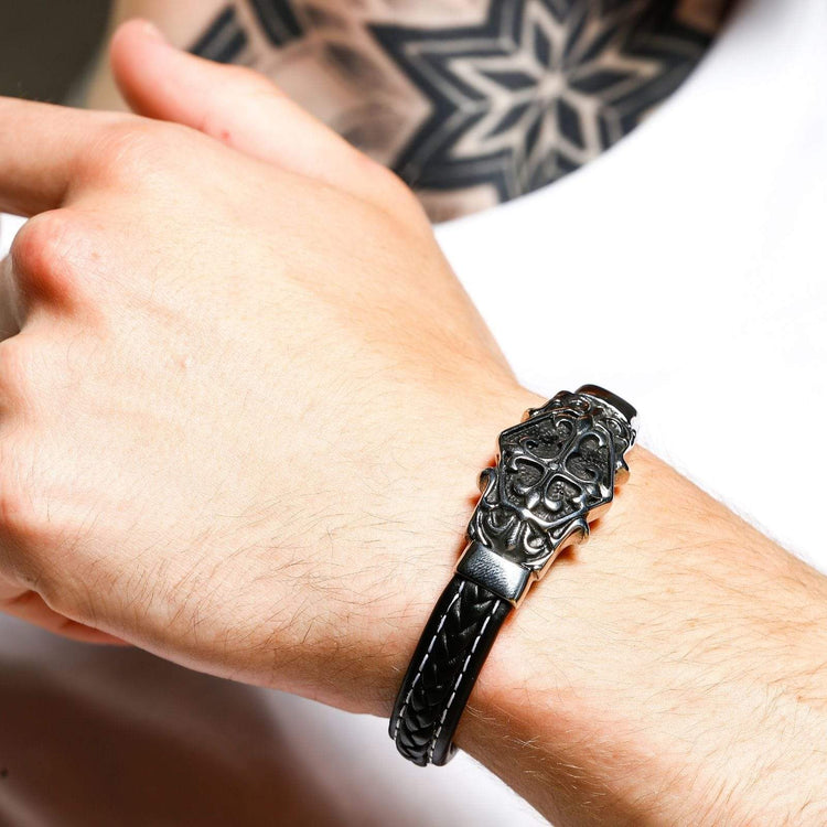 Pulsera vikinga con grabado cristiano en cuero Pulsera vikinga con grabado cristiano en cuero