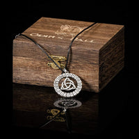 Collar vikingo variante del Triskel bretón Collar vikingo variante del Triskel bretón