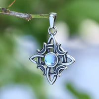 Collar \"Guarda la luz\" con piedra de luna