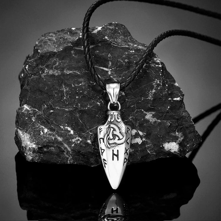 Collar de lanza rúnica