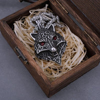 Collar vikingo con cabeza de Fenrir