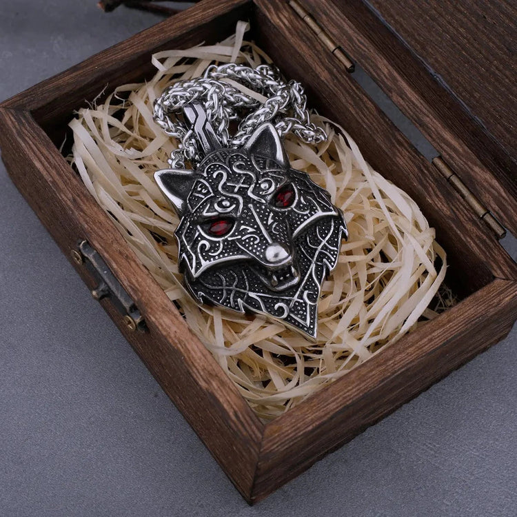 Collar vikingo con cabeza de Fenrir
