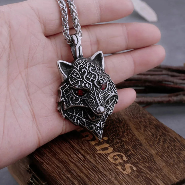 Collar vikingo con cabeza de Fenrir