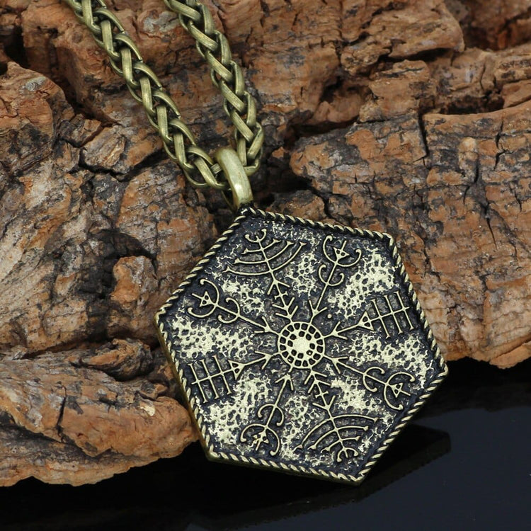 Collar con guía espiritual tallado Vegvisir