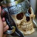 Taza de té con calavera y huesos cruzados